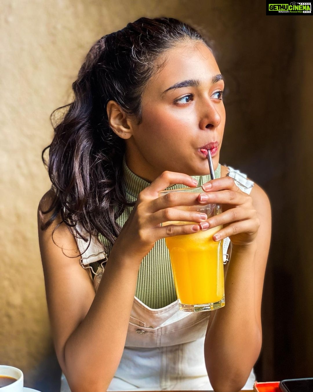Shalini Pandey Instagram - ⛰🛤🧗🏻♀️🧘🏻♀️🍹🍜🐶