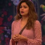 Shamita Shetty Instagram - Keeping the medical record straight once and for all. Despite being injured , despite being advised medical care she has been doing her tasks and all the house related chores with all dedication without complaining. Her illness is serious but not more than her seriousness for the game. That’s Queen #ShamitaShetty for you’ll ❤️🙌🏻 @colorstv @endemolshineind @vootselect Outfit - @blushandm Styled by - @mohitrai Assisted by - @ruchikrishnastyles #ShamitaShetty #Queen #ShamitaIsTheBoss #ShamitaForTheWin #ShamitasTribe #BiggBoss #BiggBoss15 #TeamSS