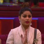 Shamita Shetty Instagram - She performed the task with sheer dignity and effort. It was her task to win. Thankyou @beingsalmankhan for acknowledging the true winner ❤️💯 @colorstv @endemolshineind @vootselect #ShamitaShetty #Queen #ShamitaIsTheBoss #ShamitaForTheWin #ShamitasTribe #BiggBoss #BiggBoss15 #TeamSS
