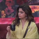 Shamita Shetty Instagram - Starting the day with some morning dose of green tea 😌😇 What’s your pick chai or coffee ? Let us know in the comments below 👇 Outfit - @theloom.in Styled by - @mohitrai Asst By - @ruchikrishnastyles #ShamitaShetty #ShamitaIsTheBoss #ShamitaForTheWin #Queen #ShamitasTribe #BiggBoss #BiggBoss15 #TeamSS