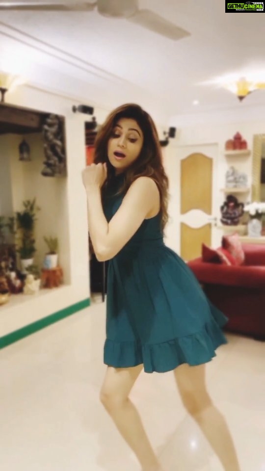 Shamita Shetty Instagram - Dance to the song of life 💫💃🏻💖 . . . . . . #ShamitaShetty #Biggboss15 #manikemagehithe #dance #reelitfeelit #reelkarofeelkaro #dancereels #Queen #beautiful #grace #love #Shamitastribe #teamss