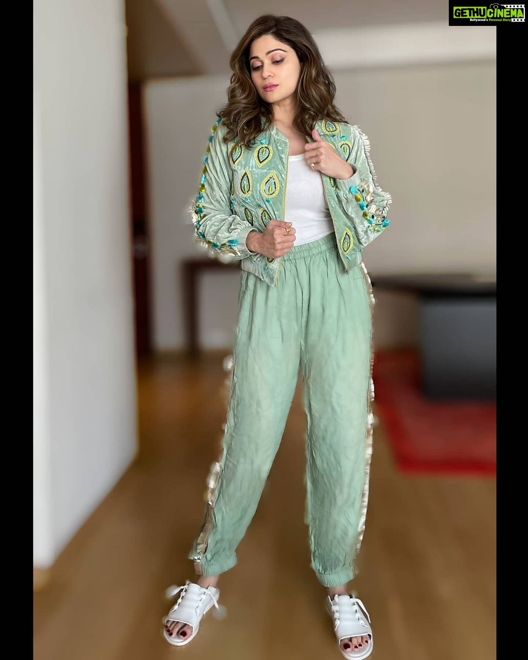 Shamita Shetty Instagram - Elegance never goes out of style 🌟 . . Vote now to save your favourite girl!! . . . . Outfit by @shwetaaggarwal.official Styled by @mohitrai Assisted by @rupangisharma @vootselect @voot @viacom18 #ShamitaShetty #TeamSS #BBOtt #votenow #vote #support #love #queen #BBOnVoot #Voot #ItnaOTT #BiggBoss #colors #biggboss #BB15