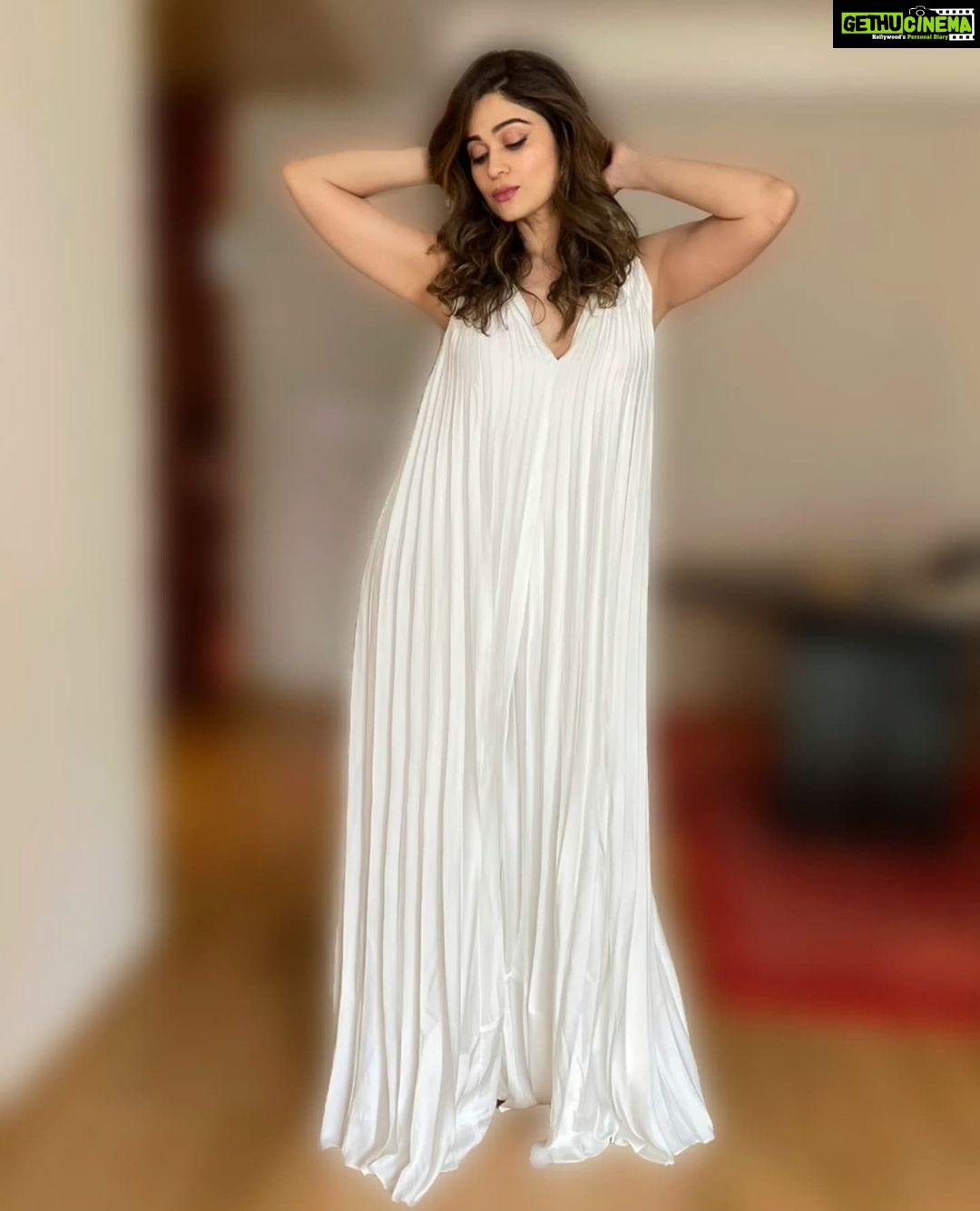 Shamita Shetty Instagram - Life itself is the most wonderful fairy tale - Hans Christian Andersen . . . . . . . Outfit @zwaan.official Styled by @mohitrai Assited by @rupangisharma @vootselect @voot @viacom18 #ShamitaShetty #TeamSS #BBOtt #weekendkavaar #sunday #BBOnVoot #ootd #white lotd #Voot #ItnaOTT #BiggBoss #colors #biggboss #BB15 #Shamitastribe