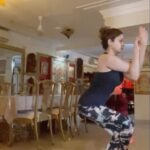 Shamita Shetty Instagram – A lil bit of Yoga added to weight training  with @thevinodchanna 🏋🏼‍♀️💪😬 #mondaymotivation #gymgirl #fitnessmotivation #fitness #workout #workoutvideos #instavideo ❤️