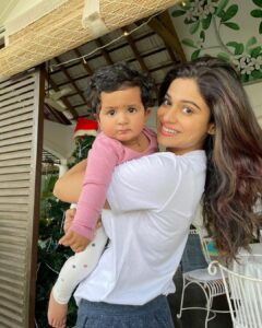 Shamita Shetty Instagram - Happy birthday my lil princess ❤️😘🌸🤗🎂 can’t believe uve turned 1 already!! Gosh time flies by so fast! U have blessed our hearts with ur presence in our lives ❤️may god always bless u with everything ur heart desires .. maasi loveeeesss u my lil cuddlyy coo😘❤️🤗 #happybirthday #niece #unconditionallove #samishashettykundra #family