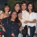 Shamita Shetty Instagram - Thankyou the loves of my life for such a lovely diner #aboutlastnight #birthdaydiner #birthdaygirl 🌸#friendship #love #hugsandkisses 🎂🥂❤️😘🌸🧿❤️ @theshilpashetty @akankshamalhotra @rohiniyer @gmnforever ❤️