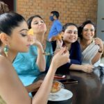 Shamita Shetty Instagram - All usual I’m always eating .. while the girlies pose🙆‍♀️😋 ps: don’t miss @shrutivyas1 being all serious at the back 😝#yummyyummy @monajsingh @swastikamukherjee13 #funtimes #blackwidows ❤️🌸