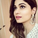 Shamita Shetty Instagram – A Sunflower🌻 soul with rock n roll eyes .. curious thoughts and a heart of surprise ❤️🌺 #happyme #lifeisbeautiful 🌸
