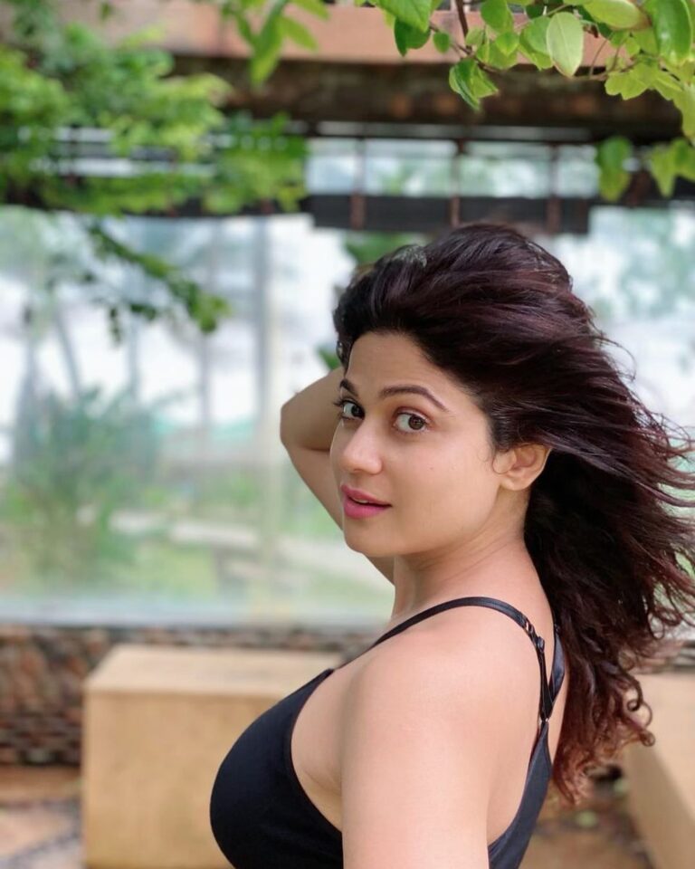Shamita Shetty Instagram - Be happy . Be yourself . If others don’t like it , then let them be . Happiness is a choice and life isn’t about pleasing everybody ❤️ 📸 #munki 🤗 #livelife #lifequotes #lifeisbeautiful #loveyourself #instadaily #instamood #instapic ❤️