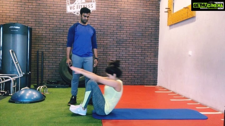 Shamita Shetty Instagram - Thought Iβd try something as basic n so called βsimpleβ as single leg squat ups !!! This exercise looks very simple .. but Is just the opposite !π« well, I failed miserably today but as all things in life .. u gotto try n try till u succeed .. n oh my darling one day.. u finally will!! β€οΈππΌββοΈπββοΈ @thevinodchanna #vcfitness #nevergiveup πͺ#mondaymotivation #fitnessmotivation #gym #gymlife #instagood #instadaily #instafit