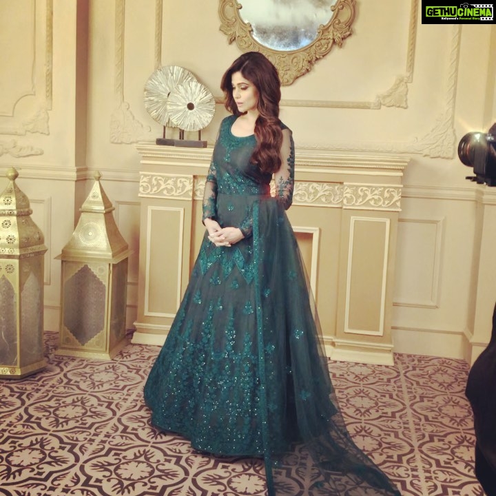 Shamita Shetty Instagram - Shoot mode ❤️ Make up: @ajayshelarmakeupartist Hair: @sheetal_f_khan @aashirwadcreation_surat 📸 @abhitabhkame #catalogue #shoot #indianwear #traditional #ethnic #instafashion #photoshoot #shootdiaries #workmode #glam #glitter #shimmer #shine