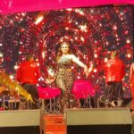 Shamita Shetty Instagram - Dance Dance 🎀 #shararasharara 💃🏻 hair : @sheetal_f_khan @pulseeventsindia #performance #eventdiaries #tassels #workmode #shimmer #glam #instafashion #danceislife #instastyle #instavideo #dancedancedance