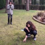 Shamita Shetty Instagram – All of us kept cracking up shooting this one !!🤣🤣#deshkimitti #shettysisters 👯‍♀ #munkiandtunki #comedy #fyp @theshilpashetty #tiktok #instagood #instavideo 😂😂😂