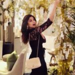 Shamita Shetty Instagram – Have a super sparkly Christmas everyone🎄❤️ .. may this Christmas season bring you closer to all those you treasure in your heart ❤️have a Merry Christmas n a Happy New Year 😘❤️🤗🍦🎉🎁🎄🧁🥂 #christmastime #merrychristmas #sparklesparkle #butterflies #instavideo #happytimes #londondiaries