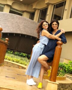 Shamita Shetty Instagram - Munki n Tunki ❤️😘🤗 #sistersquad #sisters #loveofmylife #instafamily #instalove #instapic #munkiandtunki @theshilpashetty