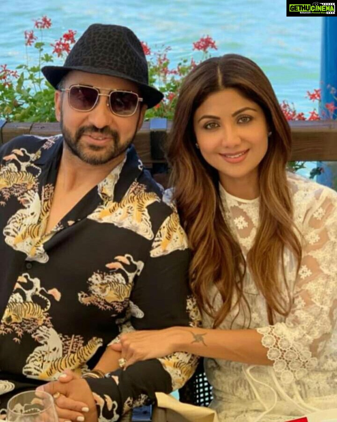 Shamita Shetty Instagram - Happy anniversary to the loves of my life 🤗❤️😘 It’s so beautiful to see how ur bond has only strengthened in the past 10 yrs ❤️May this love continue to grow n blossom for each other ❤️May more of ur dreams come true with more love , joy n happiness for both of you ❤️may your friendship stay untarnished , through the wearing of the years ❤️ May ur relationship continue to inspire us mortals 👧 n give us hope that one day .. we too shall find our one true love ❤️👧 @theshilpashetty @rajkundra9 #10yearanniversary #anniversary #marriagegoals #weddinganniversary #wishes #love #happiness #instacollage #instapic #instagood