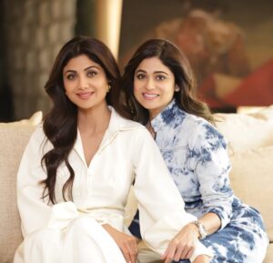 Shamita Shetty Instagram - ❤️ #munkiandtunki #sisters #sisterhood #loveyou #instapic @theshilpashetty