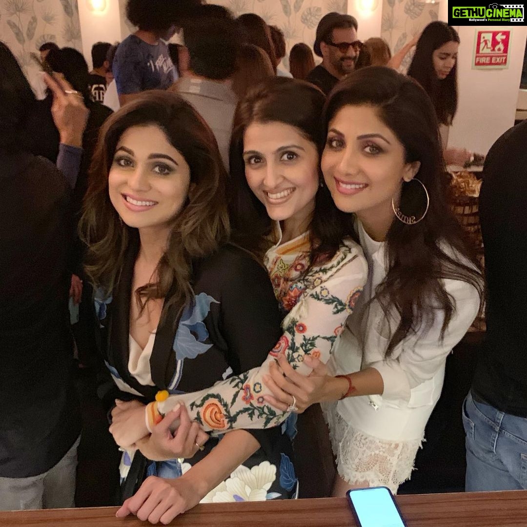 Shamita Shetty Instagram - Fun nights ❤️🎀 #friendships #nightout #instapic
