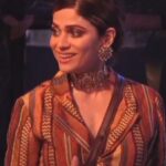 Shamita Shetty Instagram - 𝘾𝙪𝙩𝙚𝙣𝙚𝙨𝙨 𝙈𝙚𝙩𝙚𝙧 : How cute is this performance from ❤ to 💞 . . . . . Outfit - @drishtizahabia Accessories - @azotiique Styled by - @mohitrai Assisted by - @ruchikrishnastyles Managed by @bethetribe . @colorstv @vootselect @voot @endemolshineind #ShamitaShetty #BiggBoss15 #ShamitaIsTheBoss #Queen #BBQueenShamita #cutenessoverload #happiness #favourite #BB15 #ShamitasTribe #Teamss