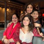 Shamita Shetty Instagram - Family ❤️🤗❤️ #familytime #sundays #instafamily #instapic #love