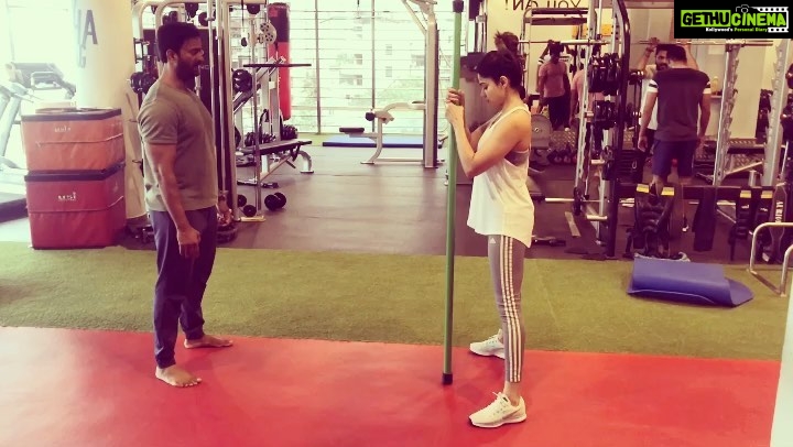 Shamita Shetty Instagram - Tried something new in the gym today !! Strengthens the upper body n core π§ love that my trainer @thevinodchanna keeps making me try something different n new πͺπͺ #stronggirl #vcfitness #fitnessmotivation n on #gymvid #workoutvideo #gymmotivation #gymlife #gymaholic #workoutmotivation #instavideo #instacool l