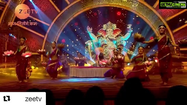 Shamita Shetty Instagram - Today at 12 pm on zee tv !! ❤️ #Repost @zeetv with @get_repost ・・・ 'AP SAARA' India manayega 'Lambodaraya Utsav' ka jashn! Watch the 'Lambodaraya Janm Utsav' of #KumKumBhagya, this Sunday, 8th Sept at 12 pm only on #ZeeTV. @shabirahluwalia @itisriti @shamitashetty_official