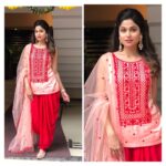 Shamita Shetty Instagram – ❤️ outfit @salianbyanushree jewellery @anmoljewellers @vblitzcommunications 
#ganeshchaturthi #ganpati #visarjan  #red #pink #traditional #blessings #gratitude #tradition #indian #ganpatibappamorya