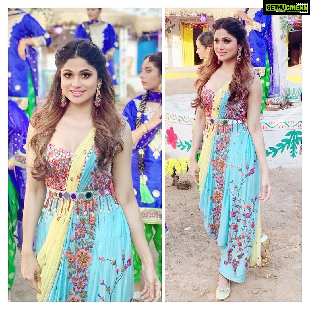 Shamita Shetty Instagram - Look for #terimaa shoot Hair : @hairnmakeup.farzana @kromakaysalon , Make up: @shaylinayak outfit : @sonamluthria Styled by @saachivj Assisted by @kotharimegha customised Jewellery : @minerali_store @kohar_jewellery ; ring- @aquamarine_jewellery @vblitzcommunications managed by : @connectingentertainment Pr : @media.raindrop @tseries.official