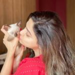 Shamita Shetty Instagram - Smile in your darkest hour Just to show that they messed with the wrong one 💪🏻💫🧿 Adding a little bit of cheer and pawsitivity to your day 🐈🐾😻 . . . . . @colorstv @voot @vootselect @endemolshineind #ShamitaShetty #phoebe #BiggBoss15 #BB15 #smile #happiness #positivity #hope #goodvibes #Reelitfeelit #reelkarofeelkaro #catlover #catsofinstagram #ShamitaIsTheBoss #ShamitasTribe #gotyourback #teamss