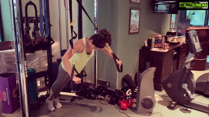 Shamita Shetty Instagram - Back to my fav place .. the gym🤓😻😍 another trainer session with my fav @thevinodchanna #vcfitness . Full body workout focusing on core ❤️ #nogainwithoutpain #fitnessmotivation #fitness #fitnessgoals #khiladishetty #gymmotivation #bodypositive #funworkout #functionaltraining #trxworkout #instavideo #instafit
