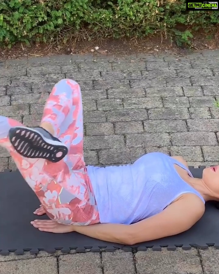 Shamita Shetty Instagram - Killer Ab workout !! .. do 3 sets of as many exercises as possible.. together !! ( as in 4-5 exercises in one set back to back no rest in betwn )!!! Each exercise for 20-30 secs .. SWIPE LEFT π for another Video with @bencolemanfitness #fitnessmotivation #nogainwithoutpain #khiladishetty #fitnessgirl #fitnessjourney #instavideo #instafitness #instadaily