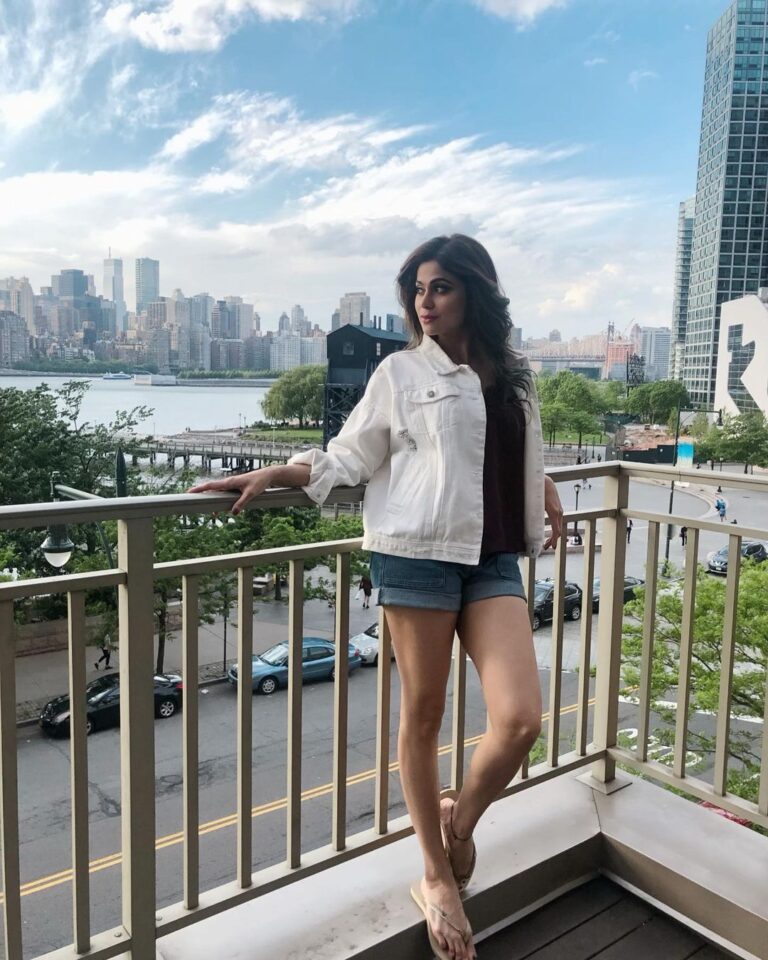 Shamita Shetty Instagram - #newyorkdiaries ❤️ #happyme #beautifulsunsets #chilled