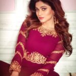 Shamita Shetty Instagram – Shootmode 🎀  Make up : @ajayshelarmakeupartist Hair by @hairbyshardajadhav 📸 @abhitabhkame Styling @surekhaparkar ❤️ #workmode #shootdiaries #photoshoot #catalogue #photooftheday #instapic #instaglam