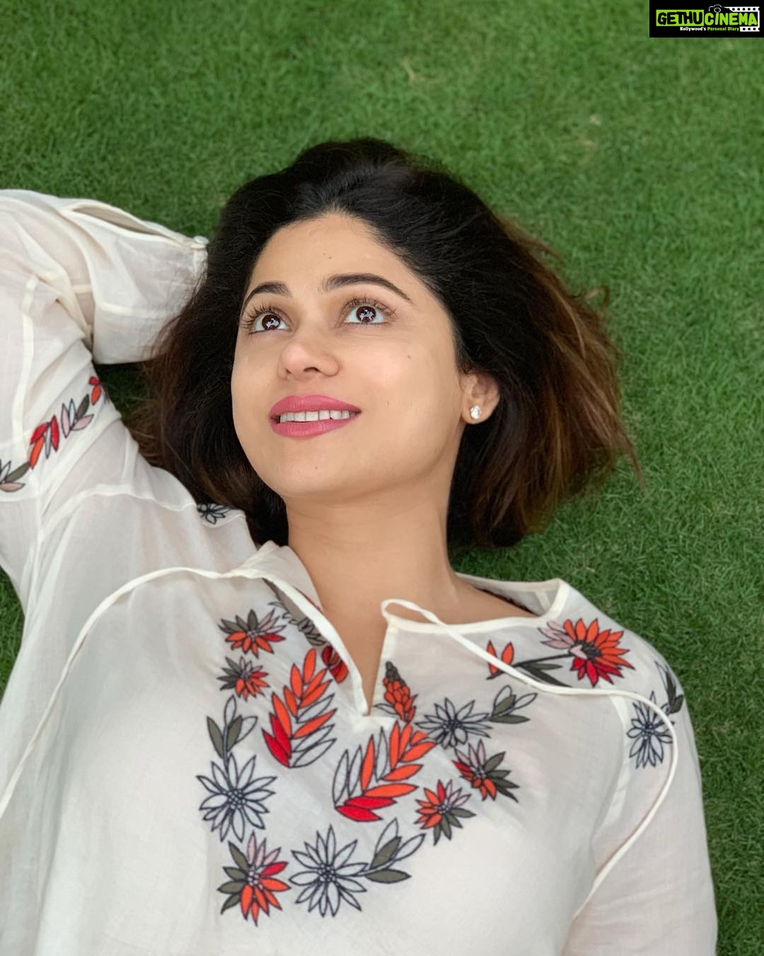 Shamita Shetty Instagram - Back to grassroots 🎀 #sundaymusings #chilling #peace #instapic photocredit 📸 : @theshilpashetty 😘