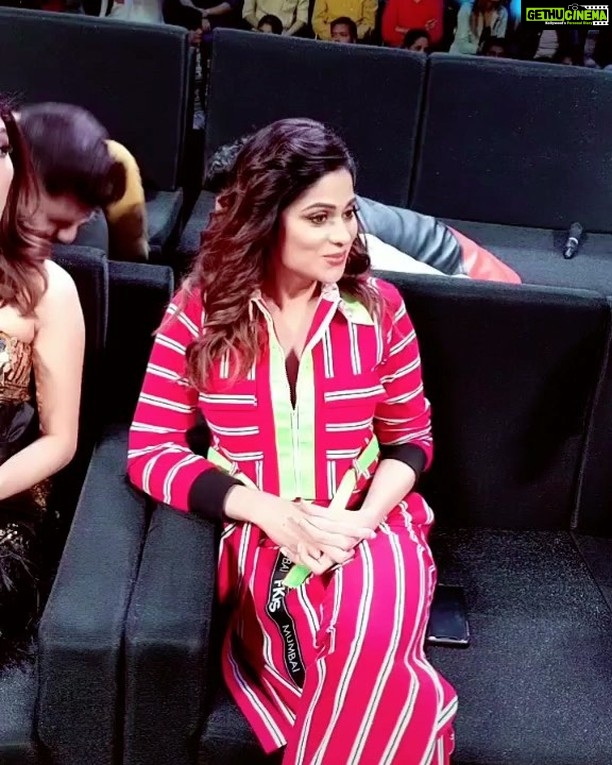 Shamita Shetty Instagram - This was absolutely hilarious !!! My first introduction to a tik tok video !!! N I dint even know they were recording one🤣the song kept me in splits ofcourse !!! .. P.s.: my inner monologue ofcourse throughout was .. 😡 grrrr leave my hair alone u boyz!! 😡 @lostboyjourney @zainimam_official .. naughty boys!!! 😂😂😂 I Hope u guys watched the show last night .. Thankyou soooo much again for all the love n support you ll gave me ❤️❤️love u my instafamily ❤️❤️❤️#funmoments #shoot #kkk9 #friends #instavideo #instafun
