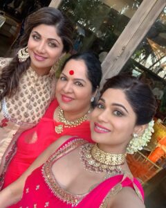 Shamita Shetty Instagram - Family ❤️❤️ #unconditionallove #familyfirst #instalove #happiness #positivity #allthatmatters #instapic ❤️😘