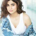 Shamita Shetty Instagram - Challenges are what make life interesting , overcoming them is what makes life meaningful ❤️ Thankyou my beautiful instafamily for all ur love ❤️ feeling blessed ❤️🎀 @munnasphotography #instapic #instalove #peace #lovelife #lifeisgood #positivity 🎀
