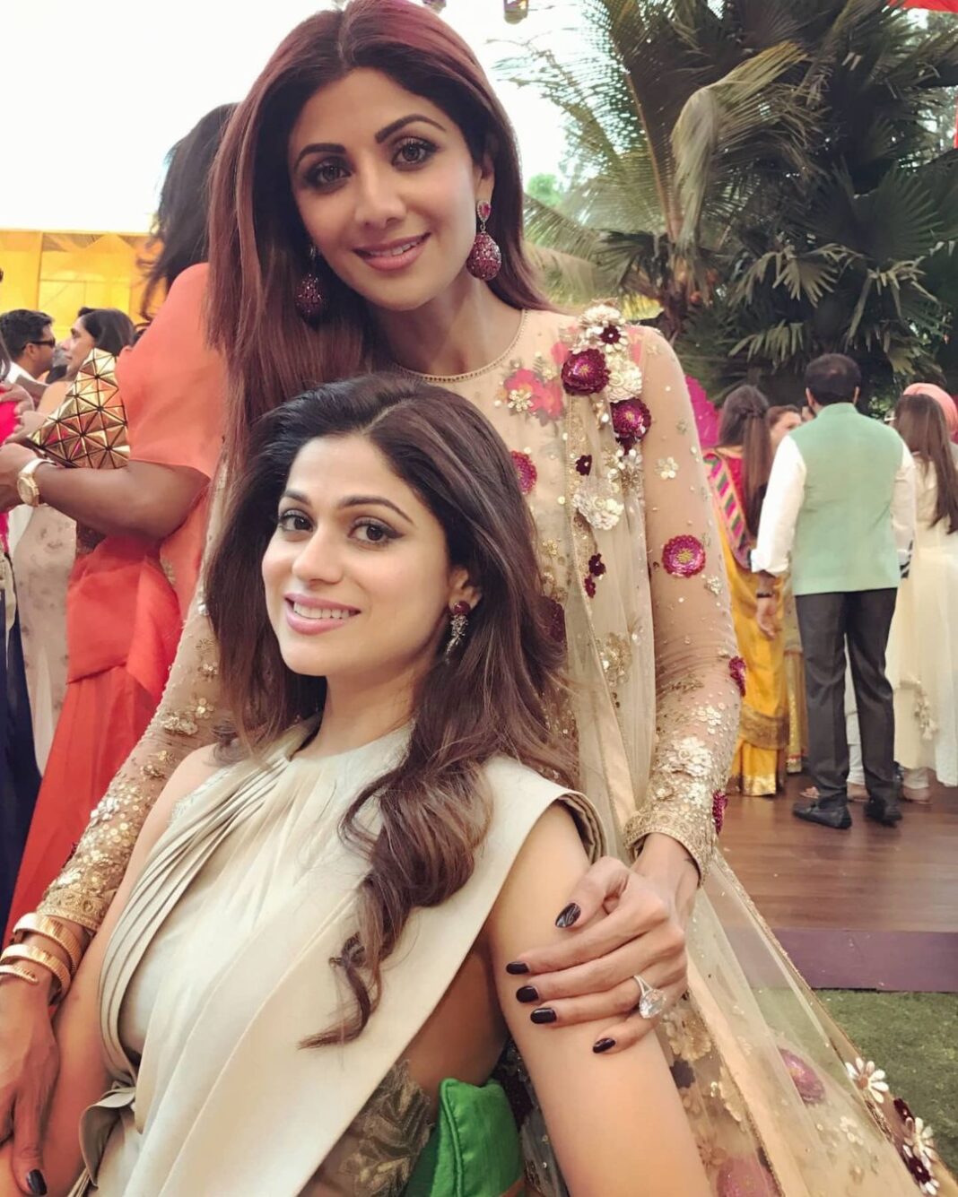 Shamita Shetty Instagram - Happy Bhai Dooj Munki 🤗 @theshilpashetty Thank you for being a guiding force and having my back, always 💖🧿 I love you ♥️ - Tunki . . . . . . #ShamitaShetty #ShilpaShetty #bhaidooj #festivevibes #memories #sisterlove #family #Diwali #celebrations #ShamitasTribe #ShamitaIsTheBoss #teamss