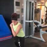 Shamita Shetty Instagram - #Repost @thevinodchanna with @get_repost ・・・ Balancing and mobility training with @shamitashetty_official It helps you strengthen lower body, core, improves mind and body co-ordination, single leg balance, preparation for pistol squats.. . Choose workout that provides you multiple benefits in single movement.. . #workouttime#balance#mobility#core#legday#celebrity#shamitashetty#workoutwithvinodchanna#competewithyourself#vcfitness#staymotivated#stayfit #shamitasfitnessgoals #fitnesswithshamita