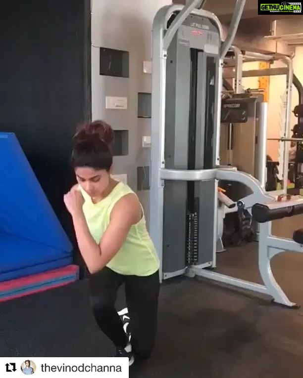 Shamita Shetty Instagram - #Repost @thevinodchanna with @get_repost ・・・ Balancing and mobility training with @shamitashetty_official It helps you strengthen lower body, core, improves mind and body co-ordination, single leg balance, preparation for pistol squats.. . Choose workout that provides you multiple benefits in single movement.. . #workouttime#balance#mobility#core#legday#celebrity#shamitashetty#workoutwithvinodchanna#competewithyourself#vcfitness#staymotivated#stayfit #shamitasfitnessgoals #fitnesswithshamita
