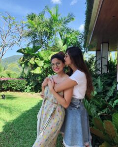 Shamita Shetty Instagram - Memories ❤️ Thankyou  my darling Jiju n Munki for making my bday soo special.. love u to bits !! Feel so blessed to have ul in my life .. n of course my beautiful friends .. you guys filled my heart with soo much love .. tight tight hugs 👧😘❤️ 3 days of complete madness, don’t remember the last time I laughed soo much!!!🤣🤣 #phuket #family #friendship #love #madness #instafun #instapic #instatravel #instatraveling #holidays