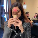Shamita Shetty Instagram - Total Yumminess 🥰😻 #Amorino #londondiaries #naturalgelatos #yummy #dessert #glutenfreemacaroons #vanillamacaroons #lactosefree #chocolate #flowericecream 😋#instapic #instavideo #instalike #instafun ❤️❤️