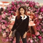 Shamita Shetty Instagram - Love ❤️ #londondiaries #christmastime #christmasdecor #instapic #happiness #peace #love #christmaswreath #instalove