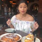 Shamita Shetty Instagram - Spoilt for choice 🙈😻😻 #sunday #bingeday @bastianmumbai #glutenfree #dessert #chocolateoverdose #yummy #boomerang #chocolate #pancakes #waffles #instavideo #instalike #instagood #instafood