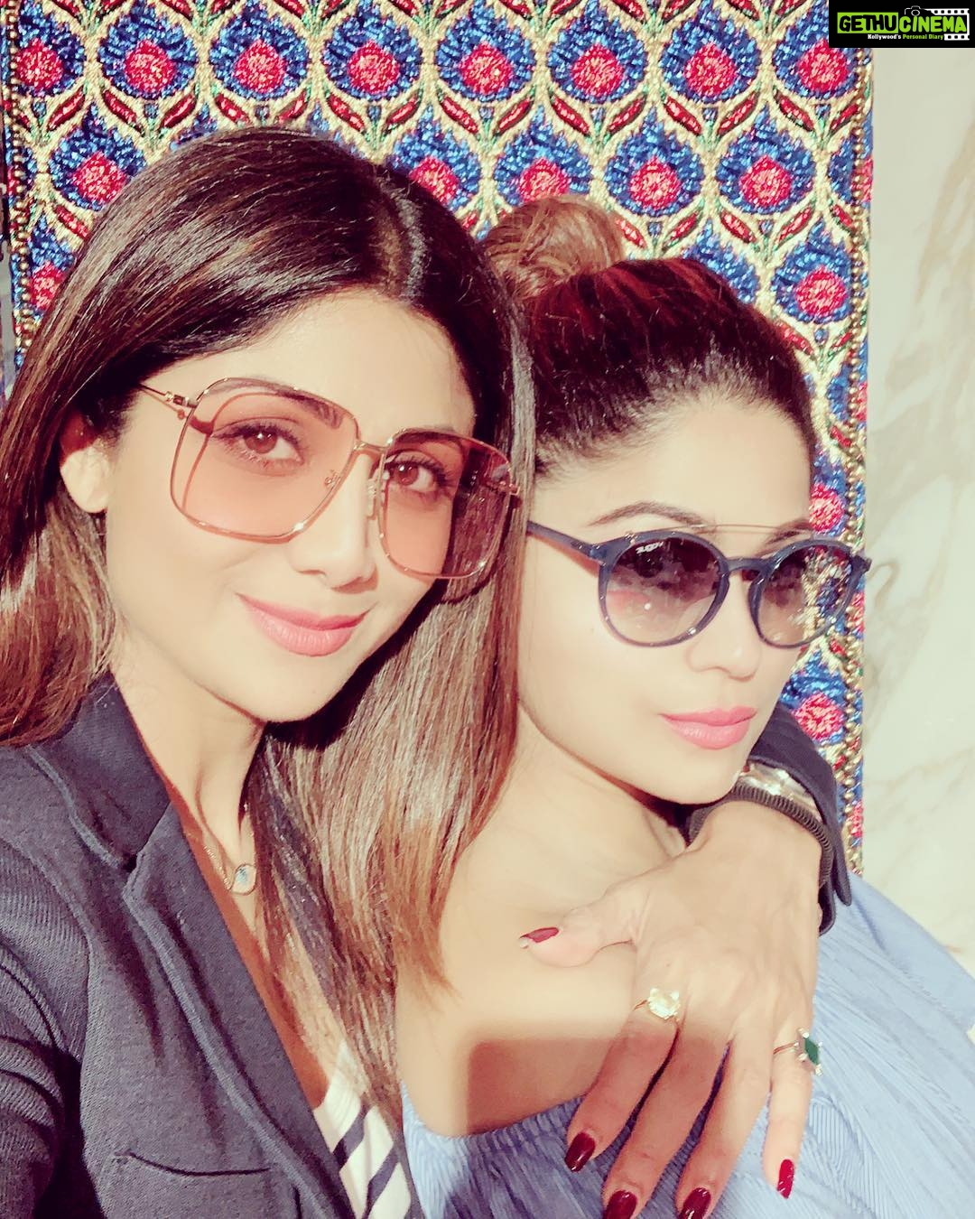 Shamita Shetty Instagram - Hongkong diaries ❤️ such #posers 😝 #tunkiandmunki #fun #sisters ❤️🎀