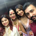 Shamita Shetty Instagram - Happy Diwali everyone 🎀❤️😘 May this year bring all of you loads of love , peace , prosperity n joy 🎀#diwalinights #familytime