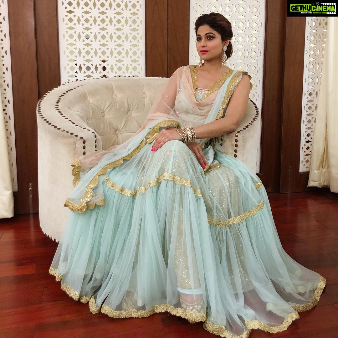 Shamita Shetty Instagram - Ready for Navratri Event π Outfit: @bhumikagrover @carma.india Jewellery : @azotiique @myraaraheja , juttis : @pastelsandpop #eventdiaries #workmode #festive #navratri #fun #ootd #photooftheday #instaglam #instagood #dance #picoftheday #glamour #style #fashion #festivalfashion