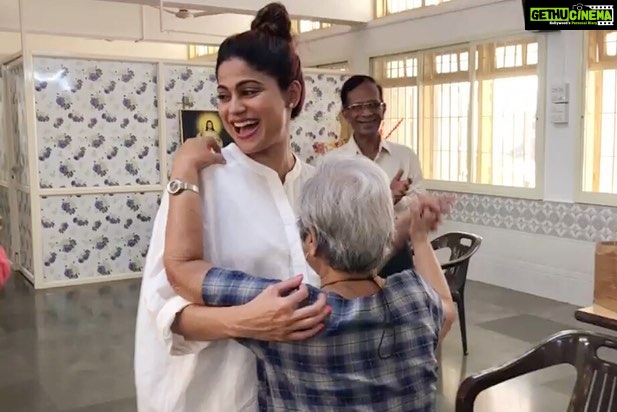 Shamita Shetty Instagram - Spent a lovely morning at Assisi Bhavan (home for the Aged). So grateful for all the love & blessings they showered upon me. Feel so bad seeing so many of them abandoned by their families when all they need at this age is love, care & some attention! @helpageindia #respect #love #happiness #respectourelders #blessings #gratitude