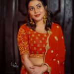 Shamna Kasim Instagram - In a world full of trends, I want to remain a classic .... Styled by @impriyankasahajananda Outfit @brandmandir @r.for.rupamani Jewelry @petalsbyswathi Photography @v_capturesphotography Hairstylist: @srinu_hairstylist Personal staff: @vhoney007 #styledbypriyankasahajananda #etv #dheekingsvsqeens #lovemyjob ❤️