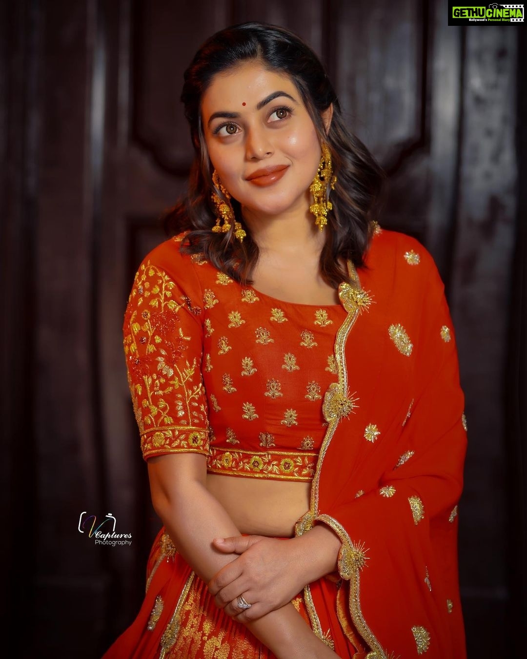 Shamna Kasim Instagram - In a world full of trends, I want to remain a classic .... Styled by @impriyankasahajananda Outfit @brandmandir @r.for.rupamani Jewelry @petalsbyswathi Photography @v_capturesphotography Hairstylist: @srinu_hairstylist Personal staff: @vhoney007 #styledbypriyankasahajananda #etv #dheekingsvsqeens #lovemyjob ❤️